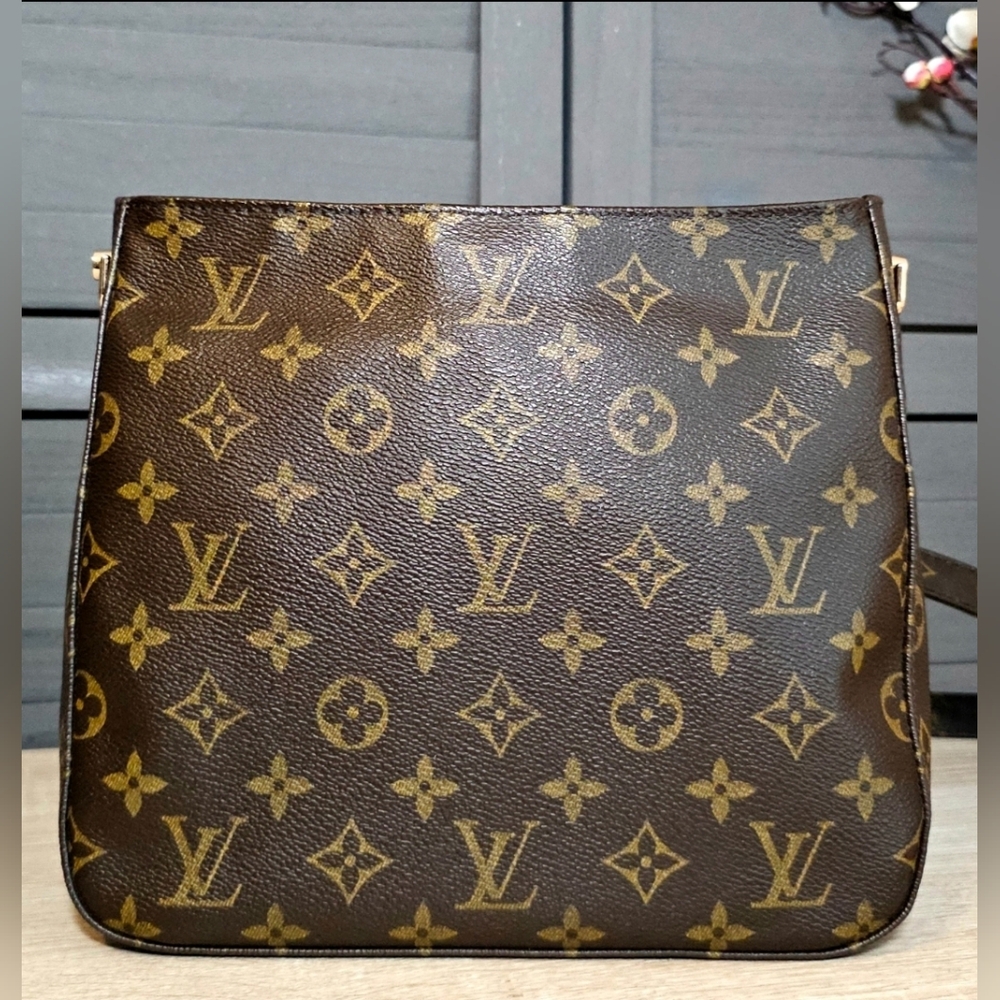 Authentic LOUIS VUITTON Monogram Looping MM Crossbody - Picture 2 of 13
